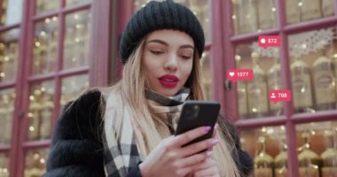 Comment Follower Counter Quick Increase ile Sosyal Medya Simgeleri. Cep telefonu kullanan kadın vlog yapıyor ve sosyal medyada yaşıyor.