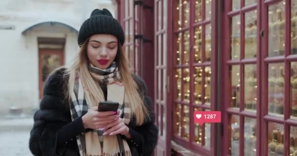 Kvinna Använd Smartphone känna sig lycklig. Vlogger influencer Animation med användargränssnitt - gillar, anhängare, kommentarer till sociala medier från Smartphone — Stockvideo