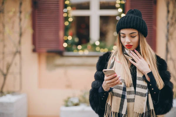 Ενηλίκων καυκάσια γυναίκα χρησιμοποιεί Smartphone App έξω κοντά στο σύγχρονο κτίριο. Γυναίκα με smart messager. — Φωτογραφία Αρχείου
