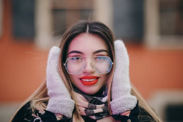 Close Up Ritratto di giovane ragazza felice sorridente con labbra rosse, in stile francese, in posa in strada della città europea. Moda inverno, vacanze di Natale . — Foto Stock
