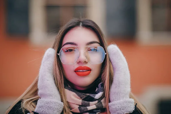 Outdoor Close Up Ritratto di giovane ragazza felice sorridente con labbra rosse, indossando stile francese, In posa in strada della città europea. Moda inverno, vacanze di Natale — Foto Stock