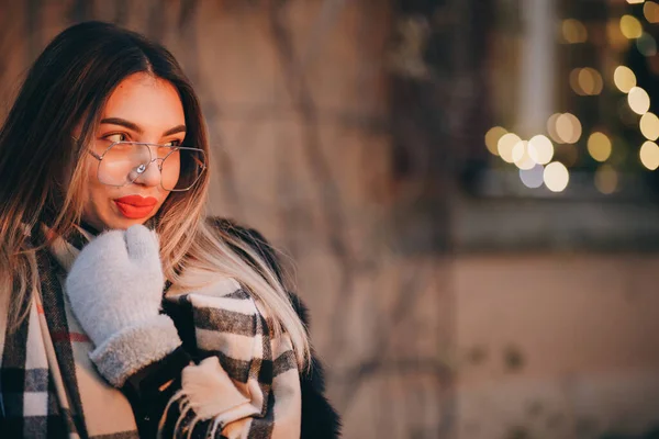 Γυναίκα με γυαλιά θέτει στο κέντρο της πόλης Όμορφη μαλλιά ελκυστικό κορίτσι χαμόγελο. Κοντινό πλάνο Γυναίκα με γυαλιά κατά τη διάρκεια του χειμώνα. Τεχνολογία, χειμώνας και διακοπές — Φωτογραφία Αρχείου