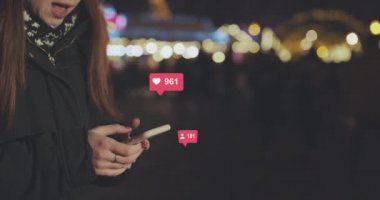 Kadın Eller, şehirde geceleri cep telefonu kullanıyor. Genç Kadın Mesajlaşıyor, Dışarıda Cep Telefonu ile İletişim kuruyor. Comment Folder Sayacını Hızlıca Arttıran Sosyal Medya Simgeleri