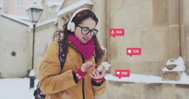 Las mujeres jóvenes sonríe, posa, transmite vídeo a las redes sociales desde su teléfono inteligente iconos de las redes sociales con igual comentario contador seguidor aumento rápido — Vídeo de stock