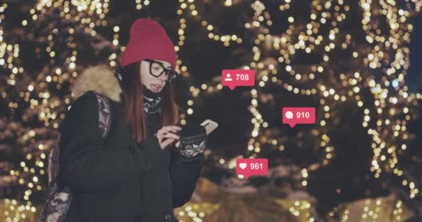 Vrouw met mobiele telefoon tijdens Walk on Streets of Night Town. Jonge vrouw sms 't, communiceert op mobiele telefoon buiten. Social Media Pictogrammen met Net als Commentaar Volger Counter Quick Increase — Stockvideo