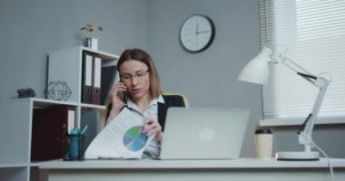 Bilgisayarda online evrak işi yapan iş kadını ofis masasında oturuyor, girişimci profesyonel serbest bilgisayar yazılımı faturaları kullanarak modern işyerinde daktilo kullanıyor.