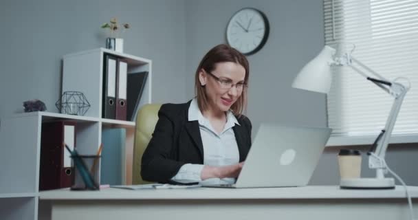 Επιχειρηματίας κάθεται με φορητό υπολογιστή και χαμόγελο ευτυχία. Γυναίκα επαγγελματίας κερδίζει. Χαρούμενη γυναίκα να πάρει online πληροφορίες — Αρχείο Βίντεο