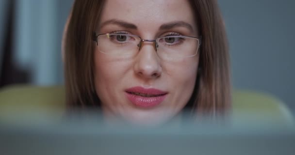 Junge Geschäftsfrau sitzt im Büro und surft im Internet — Stockvideo