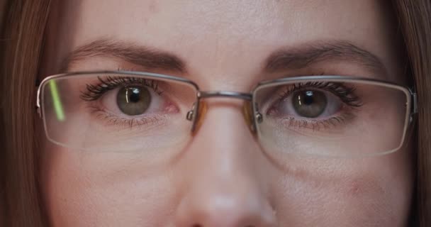 Niedrigwinkel-Makro hübsche Frau mit stylischer Brille für gute Sicht attraktive Geschäftsfrau mit Brille auf den Augen — Stockvideo