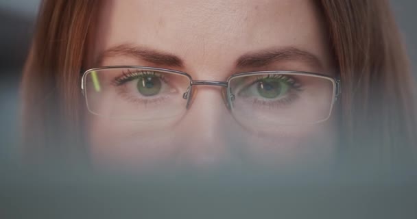 Close-up van jonge vrouw met behulp van computer touchscreen, Hipster meisje met behulp van digitale tablet apparaat touchscreen dragen van glazen, vrouwelijke freelancer thuis werken via laptop — Stockvideo