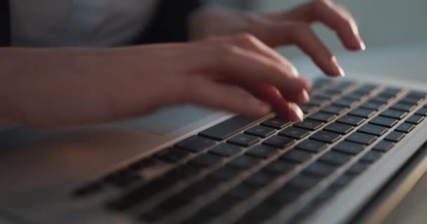 Бізнес-леді руки типу на ноутбуці клавіатури бізнесу. Руки торкаються друку, вказуючи хмарні дані соціальних мереж. Бізнес-леді, що працює на планшетному комп'ютері. Екстремальні людські руки крупним планом на клавіатурі . — стокове відео