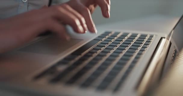 Жіночі руки друкуються на ноутбуці клавіатури бізнесу Руки торкаються друку, вказуючи хмарні дані соціальних мереж. Бізнес-леді, що працює на планшетному комп'ютері. Екстремальна крупним планом жіночі руки на клавіатурі — стокове відео