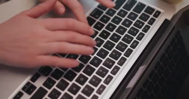 Detailní záběr ženských rukou na klávesnici notebooku v kanceláři. Zamčeno zblízka. Píše na klávesnici svého notebooku — Stock video
