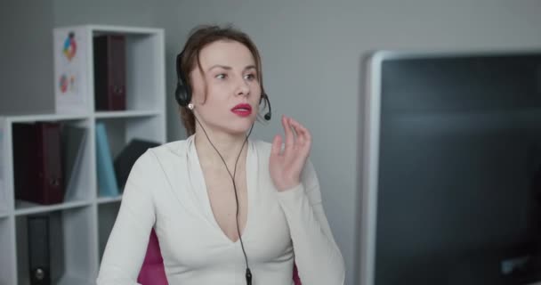 Mulheres bonitas Call Center Use fone de ouvido e trabalhando com computador enquanto consulta o cliente com problema on-line. Conceito de Representante de Negócios de Serviço de Suporte e Operador. Marketing Online . — Vídeo de Stock