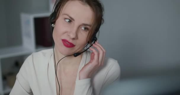 Customer support manager consulting consumer by headset odpowiadając na pytania on-line, miły uprzejmy agent call center w słuchawkach rozmawiając z klientem w biurze — Wideo stockowe