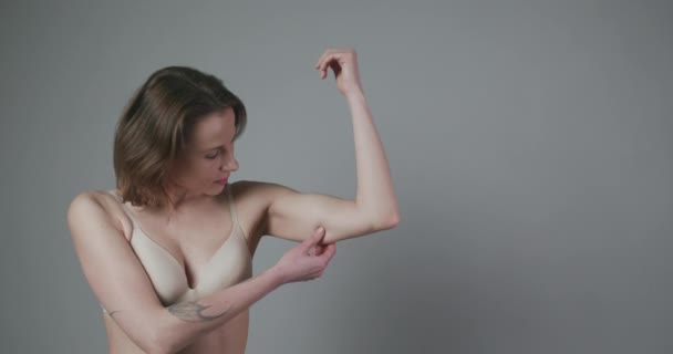 Femme pincant la graisse du bras supérieur. Gros plan de la main féminine caucasienne Vérification Flabby Skin. Contrôle du corps. Temps d'aller sur le régime alimentaire et concept de perte de poids — Video