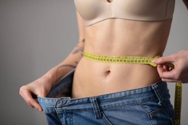 Bir kaset kullanarak Ölçülerini Kontrol Eden Kadın. Vücudunu Ölçen Kadın. Kilo Kaybı Konseptleri.