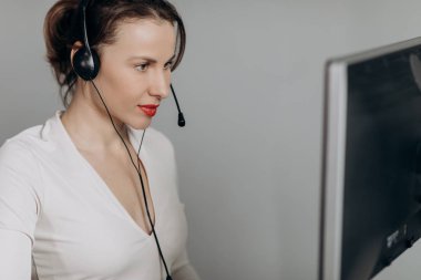 Kadın Müşteri Destek Ajansı Danışmanı Kulaklık Takıyor Online Müşteri. İnternet Bilgisayarlı Sohbet, Yardım Hattı Operatörü, Konferans Görüntülü Aramayı Yap