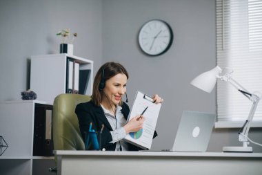 Webcam 'deki Kadın Kâğıt Tutma Raporu Konuşması Ofiste Video Görüşmesi, Kamera Konuşma İstatistiklerine Bakan İşletme Koçu Müşteri Pazarlama Stratejisi, çevrimiçi eğitim