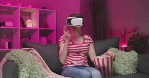 Les jeunes femmes portent un casque VR et un écran virtuel tactile la nuit . — Video