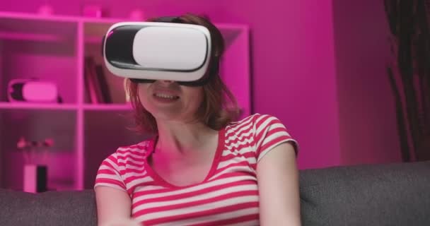 Mulher relaxante jogando videogames usando vr headset. Caucasiano gamer feminino — Vídeo de Stock