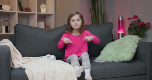 Kadın çocuk vlogger çevrimiçi izleyicilerden kanalını sevmelerini ve abone olmalarını istiyor. — Stok video