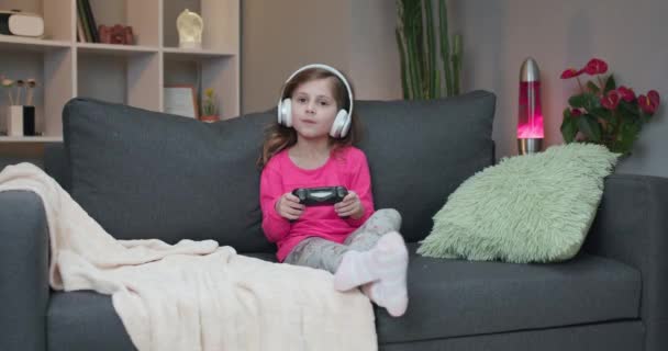 Excitada mão Gamer feminino segurando controle joystick sem fio jogando jogos de vídeo com expressão animada e feliz na sala de estar em casa. Conceito de Estilo de Vida — Vídeo de Stock