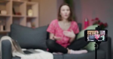 Kadın video kaydedicisi çevrimiçi izleyicilerden kanalını sevmelerini ve abone olmalarını istiyor. Teknoloji, blog yazma ve insanların konsepti. Vlog yazarı çevrimiçi izleyicilerden kanalını sevmelerini ve abone olmalarını istiyor