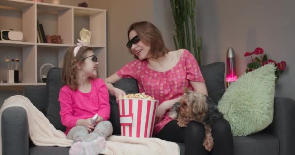 Мать и дочь смотрят фильм в 3D очках — стоковое видео