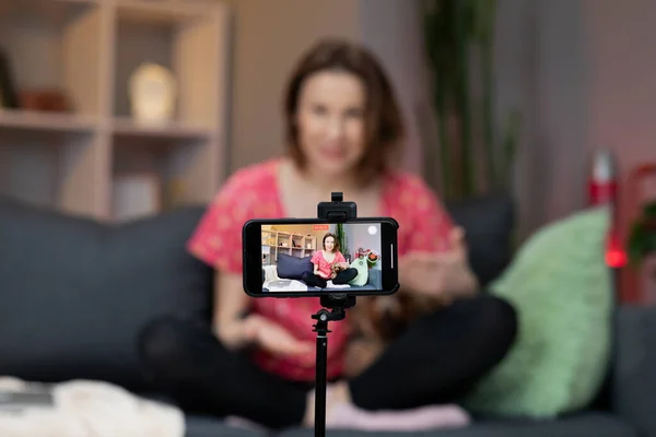 Teknoloji, blog yazma ve insanların konsepti. Kadın vlog kaydedicisi çevrimiçi izleyicilerden kanalını sevmelerini ve abone olmalarını istiyor.