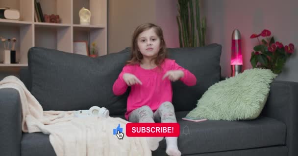 Kobieta vlogger dziecko prosząc publiczność online lubić i subskrybować jej kanał — Wideo stockowe