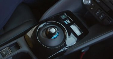 El frenine basıyor. Elektrikli araba park vitesi. Otopark Düğmesi. Arabadaki sürücü otomatik park düğmesine basar. Akıllı teknoloji.