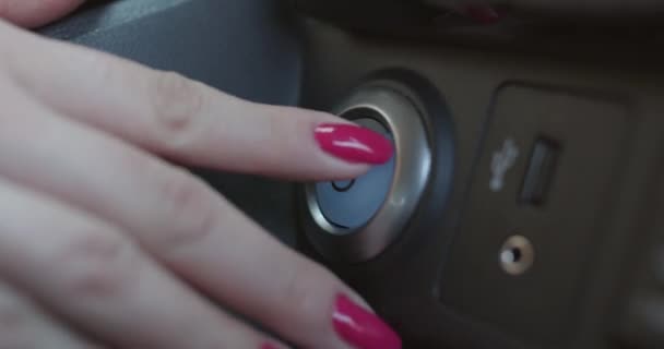 Het starten en stoppen van de kracht van een elektrische auto. Vrouwelijke vinger op een motor start stop knop op moderne elektrische auto — Stockvideo