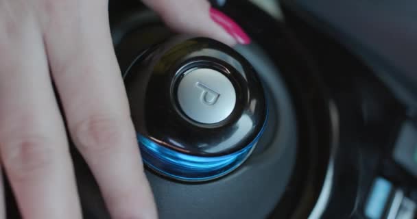 Vinger drukt op de knop rijden of achteruit. Vrouw hand duwen achteruitversnelling knop in de auto. — Stockvideo