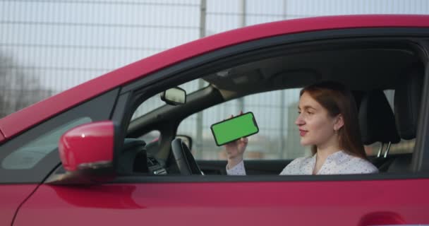 Töltés Elektromos autó és nézi App Mobil telefon. Okostelefon képernyő bezárása. Kézben tartva okos eszköz chroma kulcs kijelző. Környezetvédelmi célú mobilalkalmazás — Stock videók