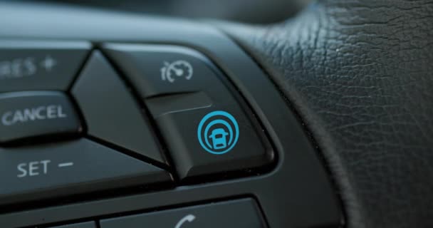 Motorista activar modo piloto automático. dedo feminino pressionando botão piloto automático no carro elétrico moderno. Sensores de tráfego de radar de trabalho — Vídeo de Stock