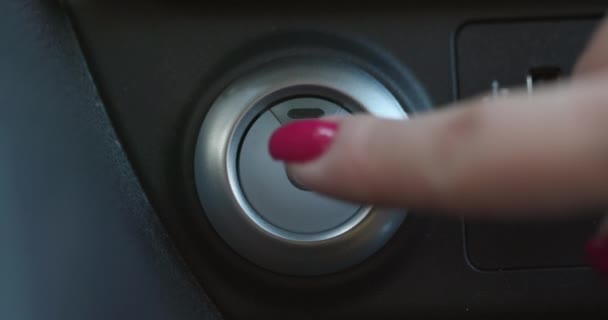 Arrancar y detener el poder de un coche eléctrico. Dedo femenino presionando un botón de parada de arranque del motor en un coche eléctrico moderno . — Vídeos de Stock