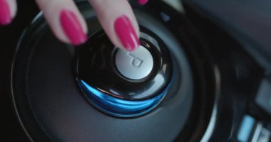 Otopark Düğmesi. Arabadaki sürücü otomatik park düğmesine basar. Akıllı teknoloji. Elektrikli araba park vitesi..