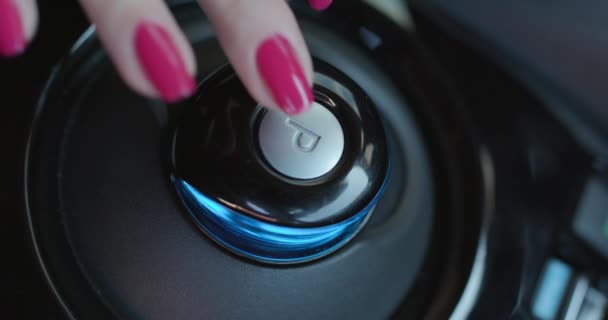 Botón de aparcamiento. El conductor en el coche presiona el botón de estacionamiento automático. Tecnología inteligente. Cambiador de estacionamiento eléctrico . — Vídeos de Stock