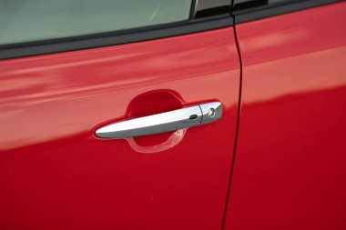 Araba kapılarını açmak için modern teknoloji.