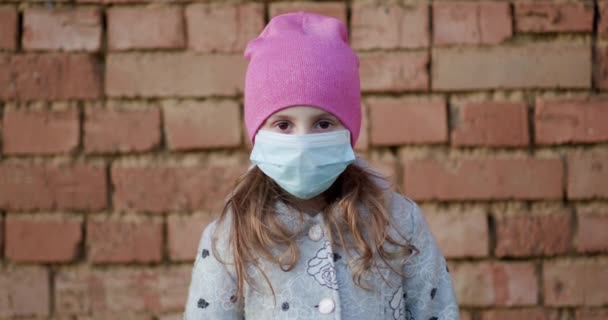 Beautiful Girl Wearing Medical Mask During Coronavirus COVID-19 Epidemic. Concept of health and safety life, N1H1 coronavirus, virus protection. — Stock Video