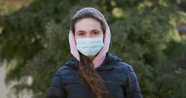 Chica con máscara médica durante la epidemia de Coronavirus COVID-19. Concepto de vida de salud y seguridad, coronavirus N1H1, protección contra virus . — Vídeos de Stock