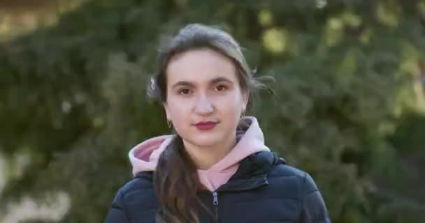 Fata atractivă ia o mască medicală. Respiră profund și se uită la camera foto pe fundal verde. Asistență medicală și concept medical — Videoclip de stoc