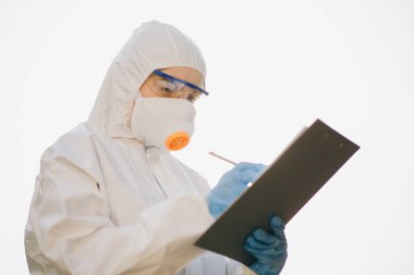 Beyaz arka planda poz veren başarılı bir kimyager. Kimyasal koruyucu giysili bir işçi. Doktor epidemiyoloji uzmanı Coronavirus COVID-19 ile savaşıyor..