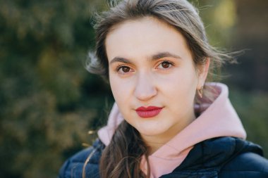 Coronavirus COVID-19 salgını sırasında kız maskeyi çıkarıyor. Derin nefes alıyor ve kameraya bakıp gülümsüyor. Sağlık ve tıbbi konsept.