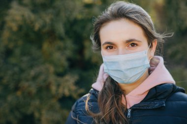 Coronavirus COVID-19 salgını sırasında maske takan bir kız. Sağlık ve güvenlik hayatı kavramı, N1H1 koronavirüsü, virüs koruması