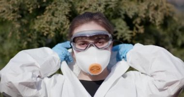 Maskeli Coronavirus COVID-19 hastalarını koruyan epidemiyoloji uzmanı portresi. Küresel salgın Avrupa, İtalya, ABD. Doktor virolog virüs uzmanı kıyafeti giyiyor.