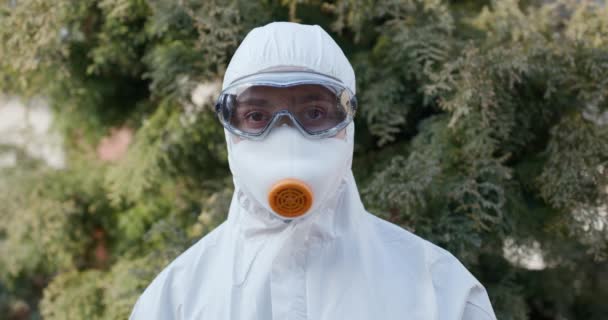 보호용 양복을 입고 고글을 쓰고 인공호흡을 하는 생체 학자의 모습. Covid-19 coronavirus 유행병 확산 예방, 미국, 이탈리아, 유럽 — 비디오