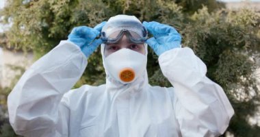 Takım elbiseli ve gözlüklü bir doktor. Maskeli Coronavirus COVID-19 hastalarını koruyan epidemiyoloji uzmanı portresi. Küresel salgın, Avrupa, İtalya, ABD