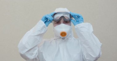 Takım elbiseli ve gözlüklü bir doktor. Maskeli Coronavirus COVID-19 hastalarını koruyan epidemiyoloji uzmanı portresi. Küresel salgın, Avrupa, İtalya, ABD
